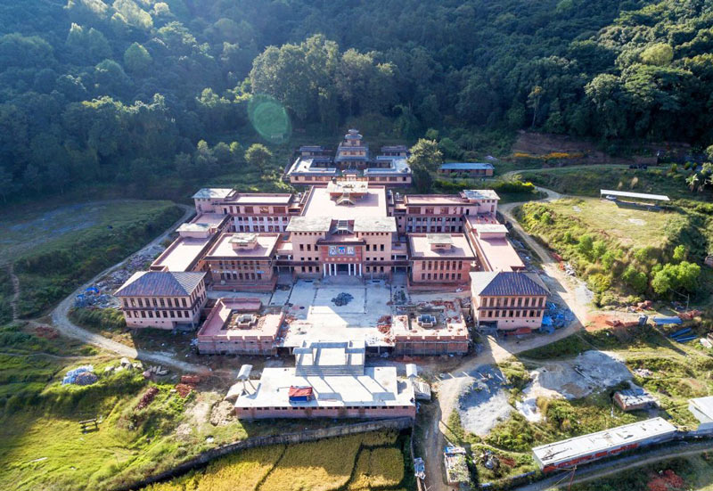 Vue aérienne du centre de retraite et de l'Institut Shar Minub, au Népal